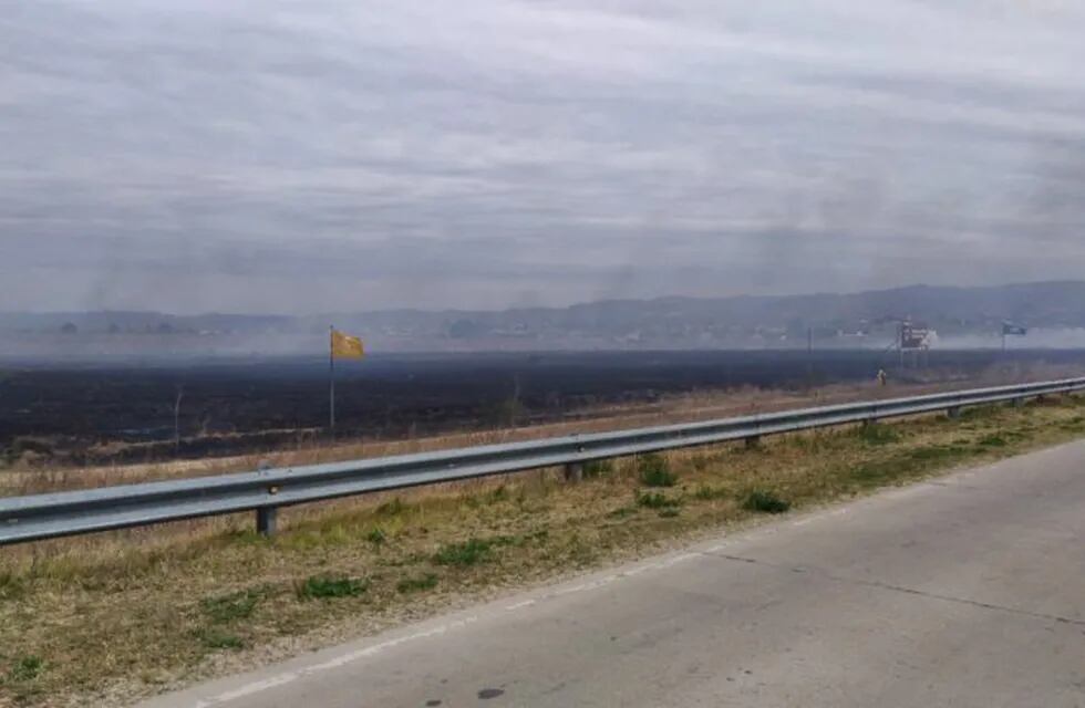Alta Gracia: Bomberos lograron combatir un incendio sobre Camino a los Lecheros