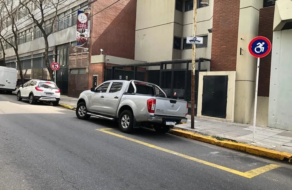 Ya se pueden denunciar autos mal estacionados a través del Whatsapp de la Ciudad de Buenos Aires (GCBA)
