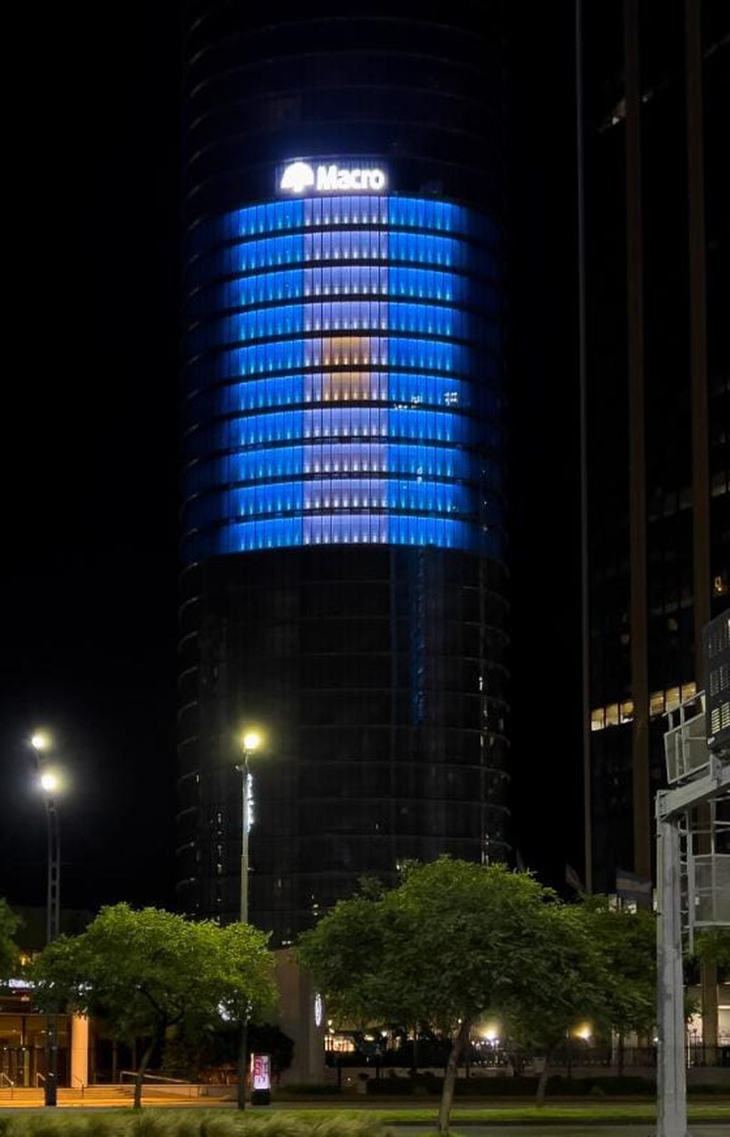 Banco Macro viste a su edificio central con la mayor bandera del país.