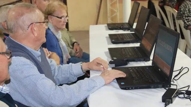 Adultos mayores con computadoras