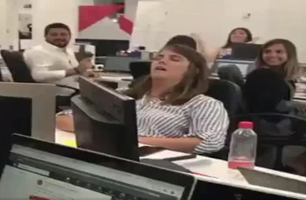Una mujer fue felicitada por sus compañeros tras dormirse en el trabajo.