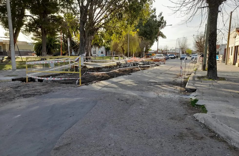 Personal Municipal repara pavimento en calle Uriburu frente al Hospital Municipal.