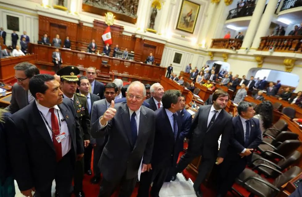 El presidente peruano, Pedro Pablo Kuczynski, se retira del Congreso.