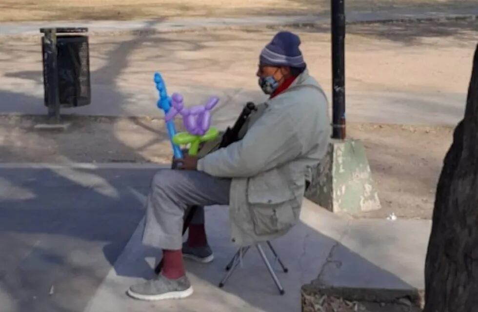 Mario, el jubilado que va todas las tardes al parque San Martín para vender globos.