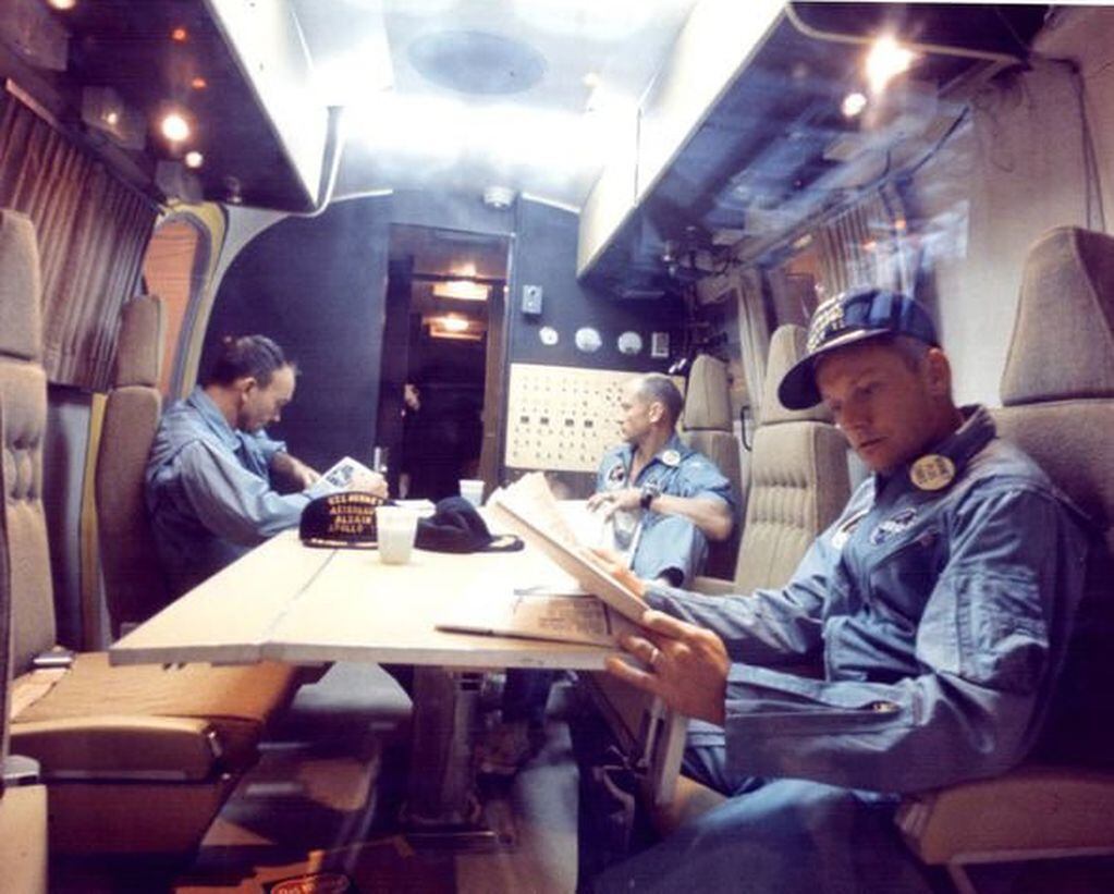 Los astronautas del Apolo 11, aislados en la unidad móvil de cuarentena, a bordo del portaaviones Hornet de la Marina estadounidense. A la derecha de la imagen, Armstrong; a la izquierda, Collins; más atrás, Aldrin (foto gentileza NASA).