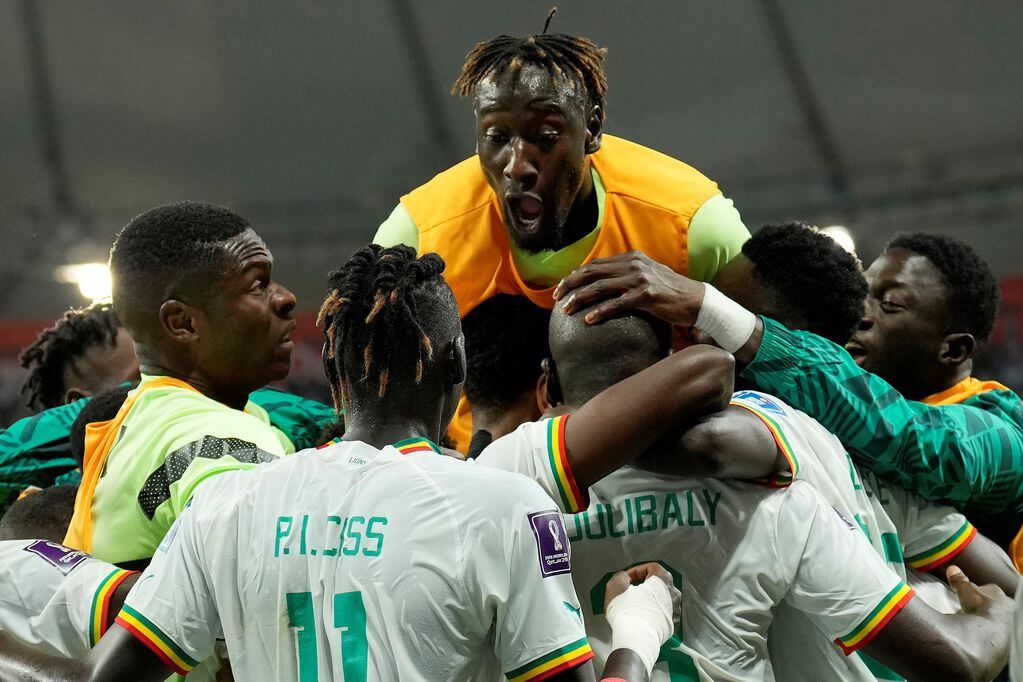El seleccionado de Senegal superó por 2-1 a Ecuador y se clasificó a los octavos de final del Mundial de Qatar 2022. (AP)