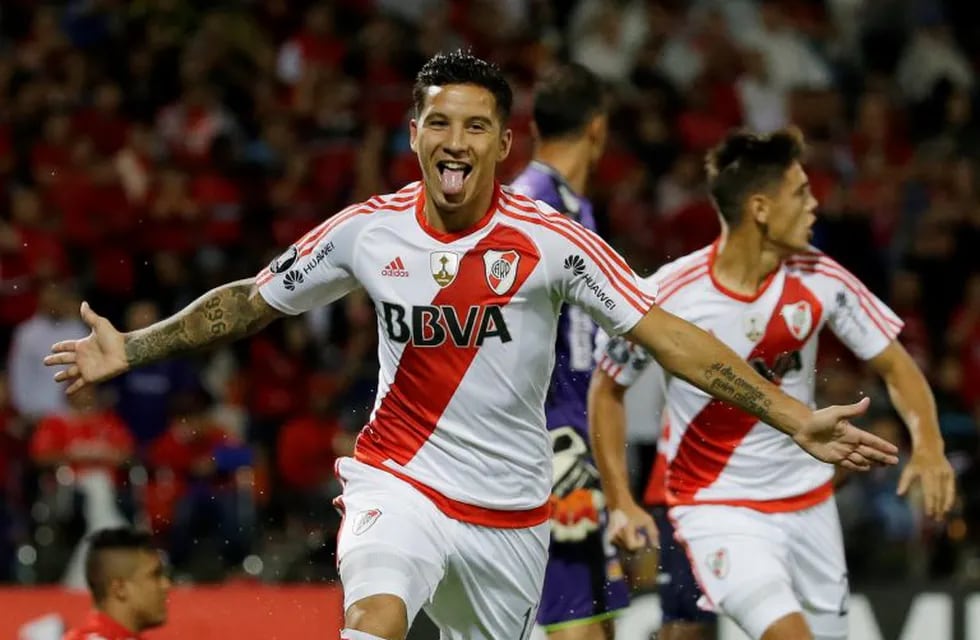 Sebastian Driussi of Argentina's River Plate celebrates scoring his side's 2nd goal against Colombia's Deportivo Independiente Medellin during a Copa Libertadores Group 3 soccer match at the Atanasio Girardot stadium in Medellin, Colombia, Wednesday, March 15, 2017. (AP Photo/Ricardo Mazalan) medellin colombia sebastian driussi futbol copa libertadores 2017 futbol futbolistas independiente medellin river plate
