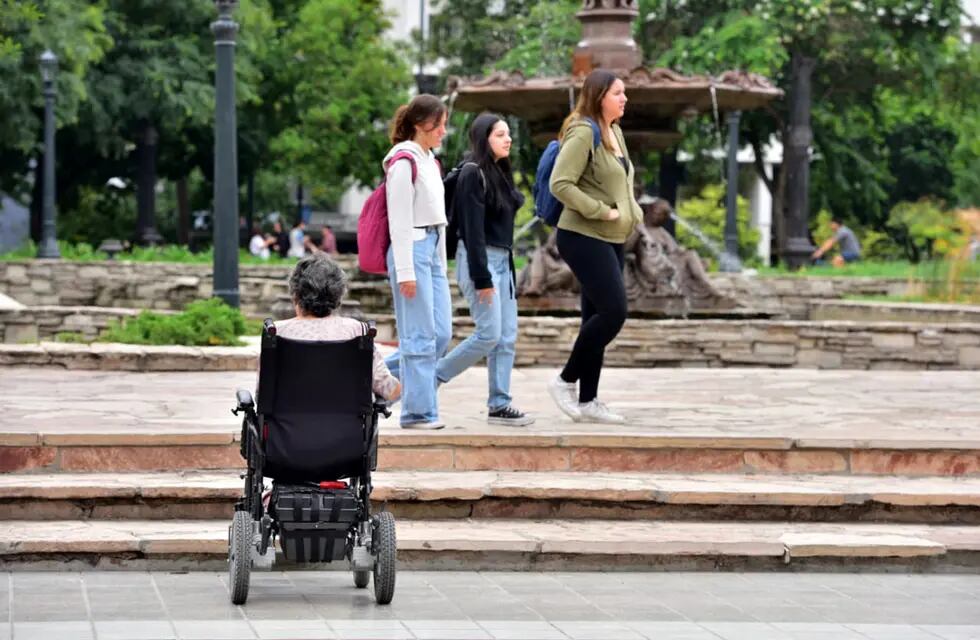 Falta de rampas de accesibidad para silla de ruedas. (José Gabriel Hernández / La Voz)