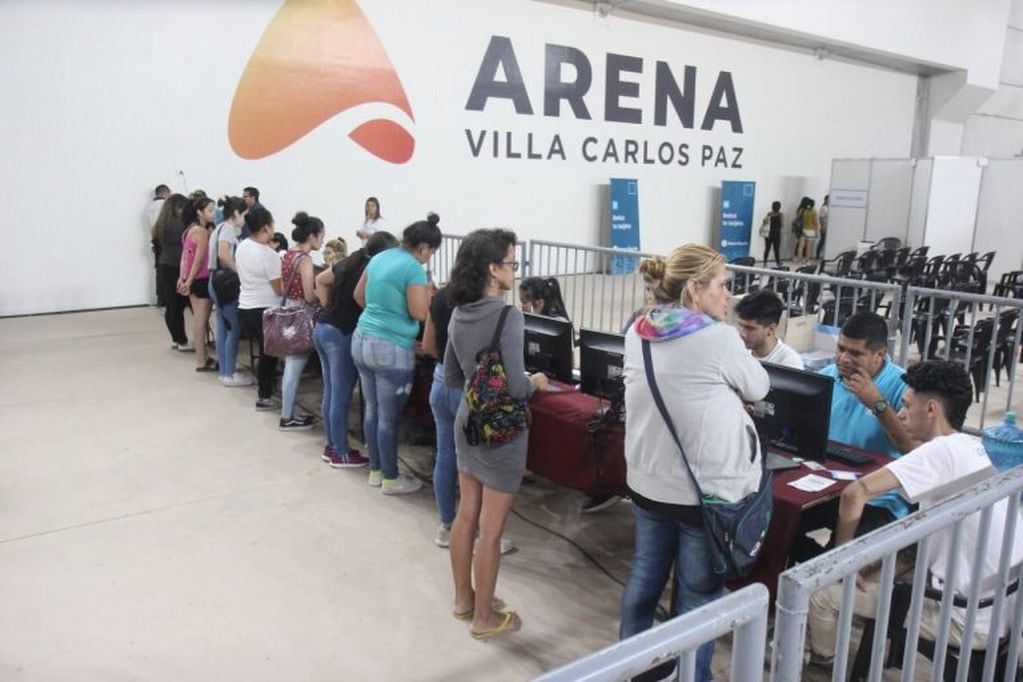 Entrega de "Tarjeta Alimentar" en el estadio Arena de Villa Carlos Paz. (Foto: Municipal).