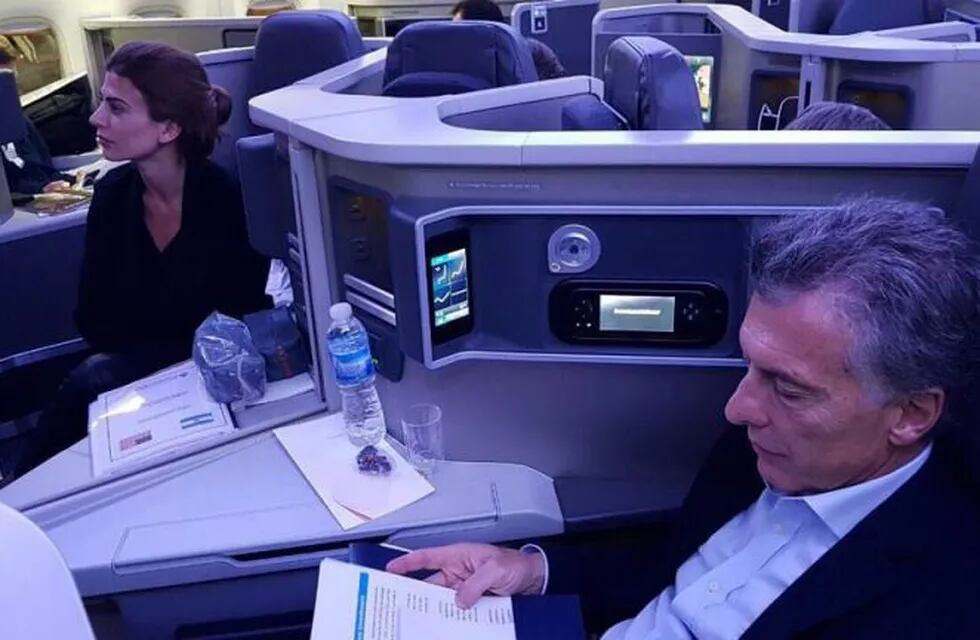 Mauricio Macri y Juliana Awada, en un avión comercial.