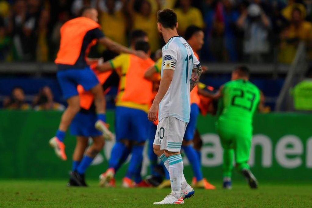 Messi observa a los brasileños luego del segundo gol (Foto: Pedro UGARTE / AFP)