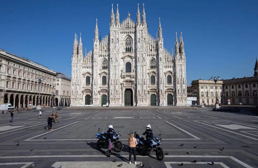 Milan (Italy), 18/03/2020.- Italian police perform checks at the Dome's square during the Coronavirus emergency, Milan, Italy, 18 March 2020. (Italia) EFE/EPA/Marco Ottico