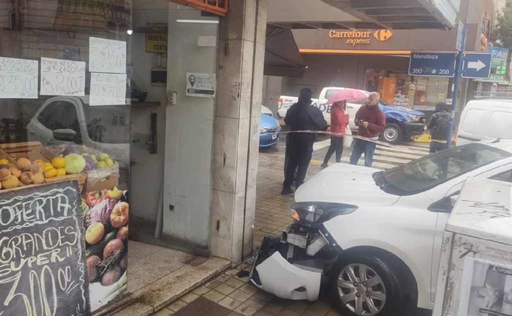 Un joven perdió el control del auto y chocó contra dos comercios en Córdoba.
