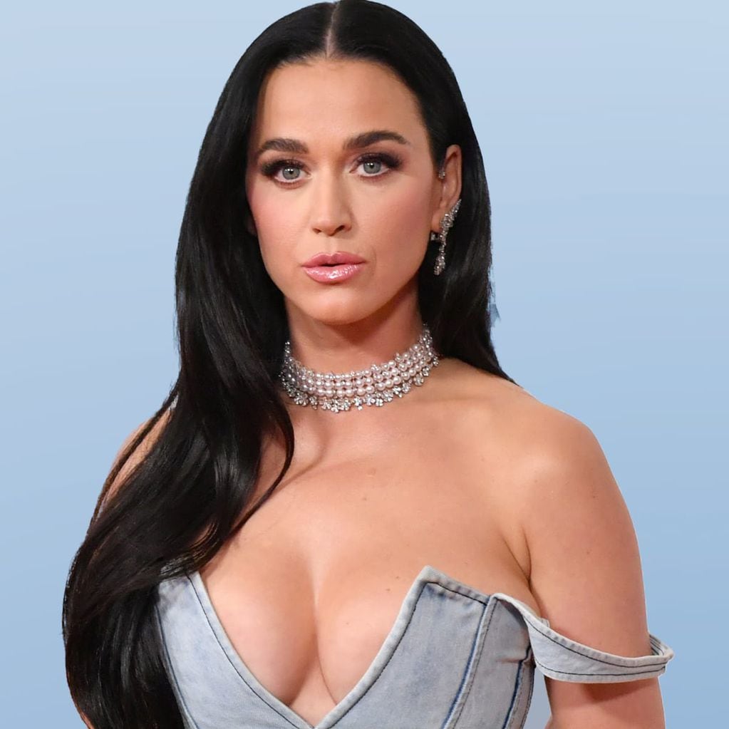 Tejido y corpiño underboob: Katy Perry cantó mirando a cámara y demostró que es la reina de la sensualidad