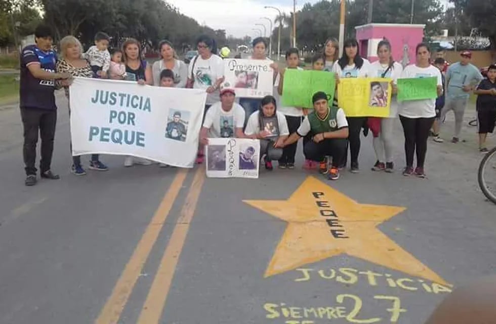 Familiares de Roberto Ferreyra pidiendo justicia. (InfoMás)