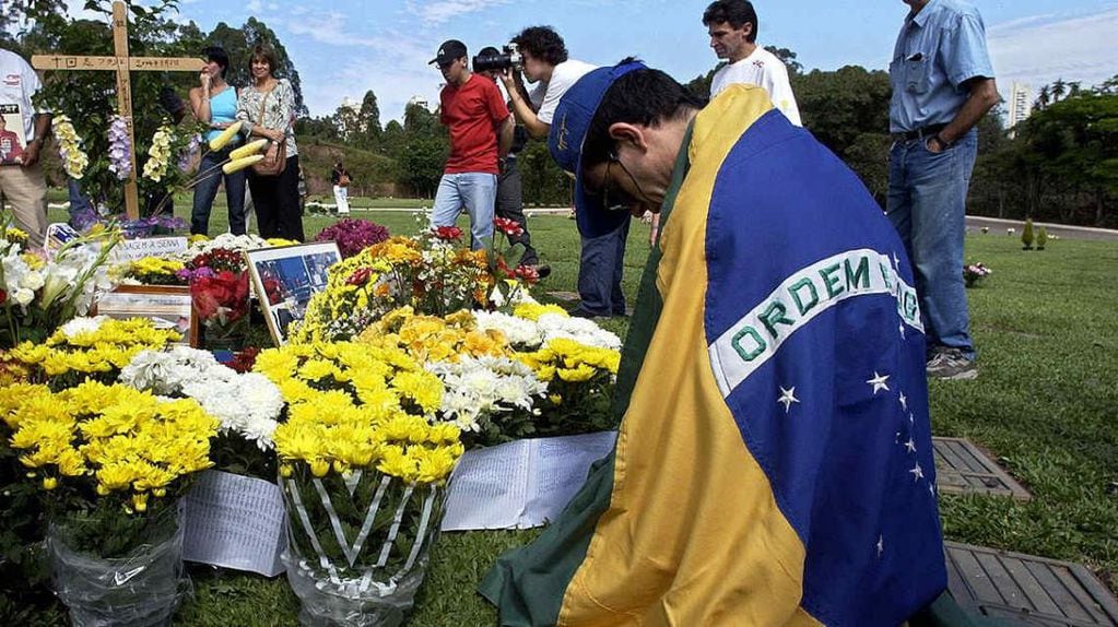 Los brasileños recuerdan incondicionalmente a Senna. (Foto: AP)