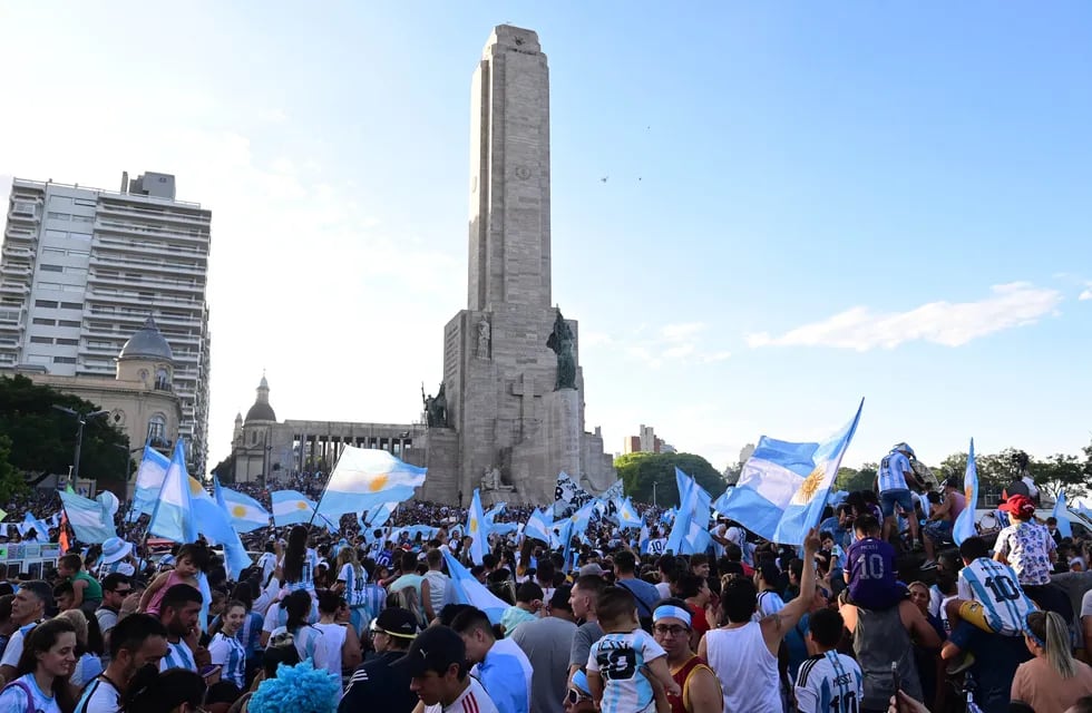 Miles de rosarinos desbordaron el Monumento a la Bandera para celebrar a la Selección.