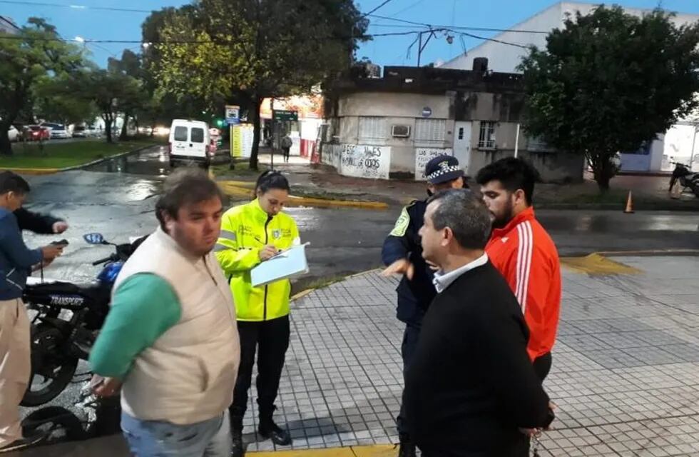 Los agentes de Tránsito del municipio y de la Policía Caminera realizaron los controles y secuestraron el auto. (Prensa Municipal)