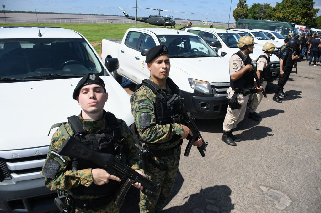 El ministro de Defensa, Luis Petri, viajó a Rosario para monitorear el despliegue del operativo a cargo de las Fuerzas Armadas - Clarín