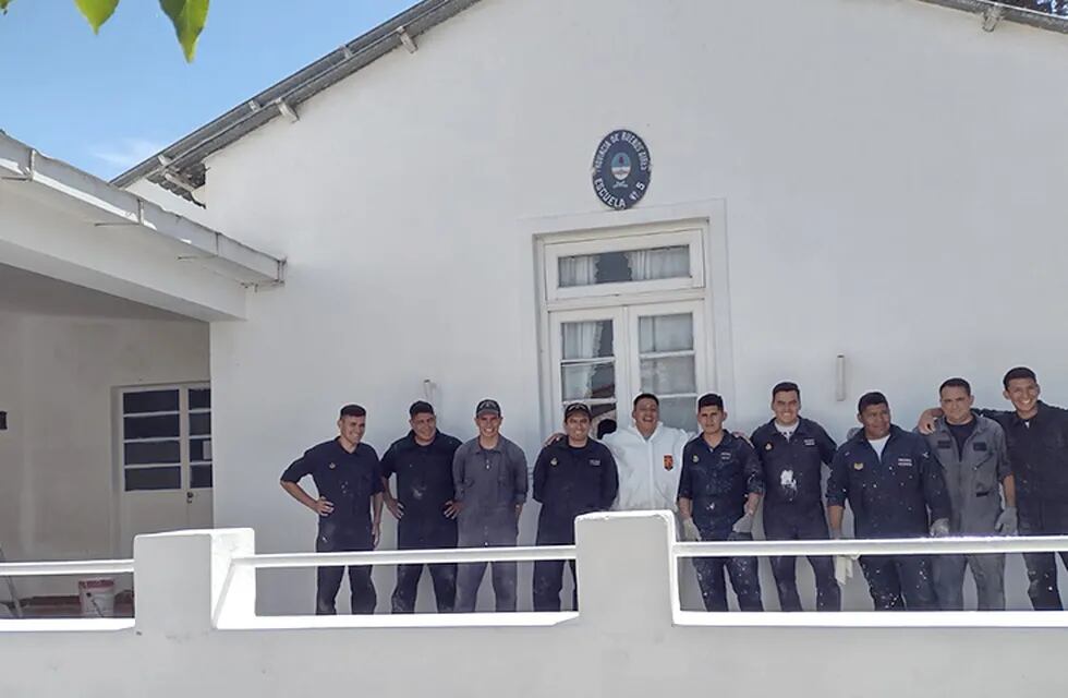 Personal del ARA Punta Alta hizo tareas de mantenimiento en la Escuela N° 5 de Bajo Hondo.