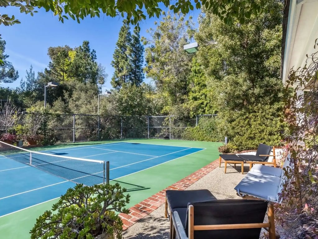 Pista de tenis: a mansión cuenta con un área de yoga completamente equipada, pero la mejor parte está en el exterior, donde se encuentra una pista de tenis de suelo azul.