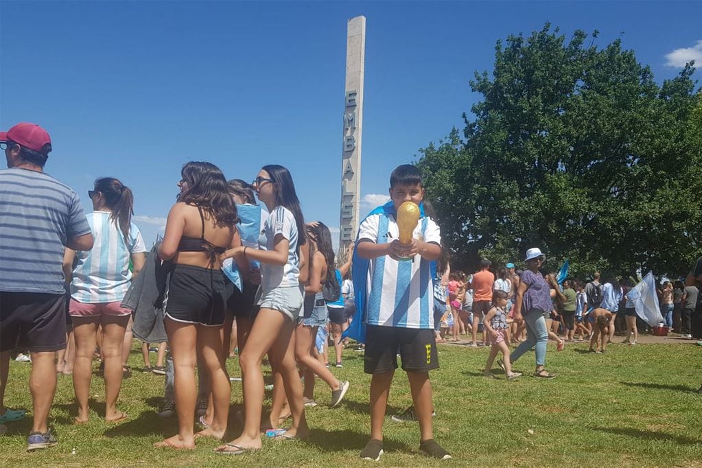 La Copa del Mundo ya "está" en Embalse, de la mano de Nahuel Molina, y así lo festejaron sus vecinos. (La Voz)