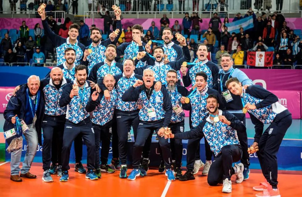 Argentina's team members celebrate during the awarding ceremony after wining the Gold Medal in the Lima 2019 Pan American Games Men's Volleyball final match against Cuba in Lima, Peru, on August 04, 2019. (Photo by ERNESTO BENAVIDES / AFP)