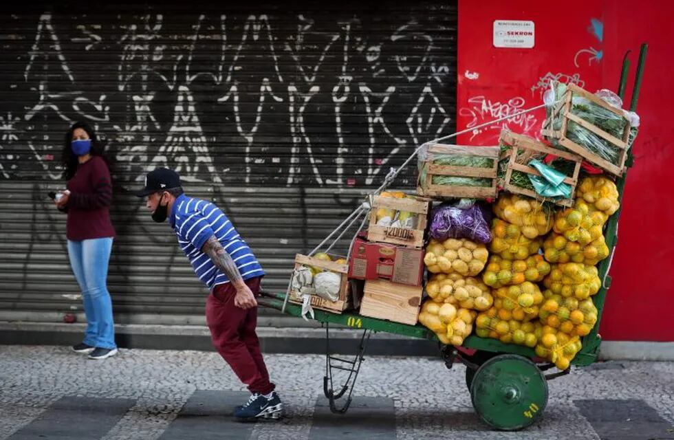 AME4846. SAO PAULO (BRASIL), 28/07/2020.- Un vendedor de frutas y verduras carga su mercancía en una carreta este martes, en Sao Paulo (Brasil). Brasil roza ya las 90.000 muertes por el coronavirus, una enfermedad que desde finales de mayo ha dejado una media de 1.000 decesos diarios y que amenaza con agravarse en las regiones del sur con la llegada del invierno austral. EFE/ Fernando Bizerra