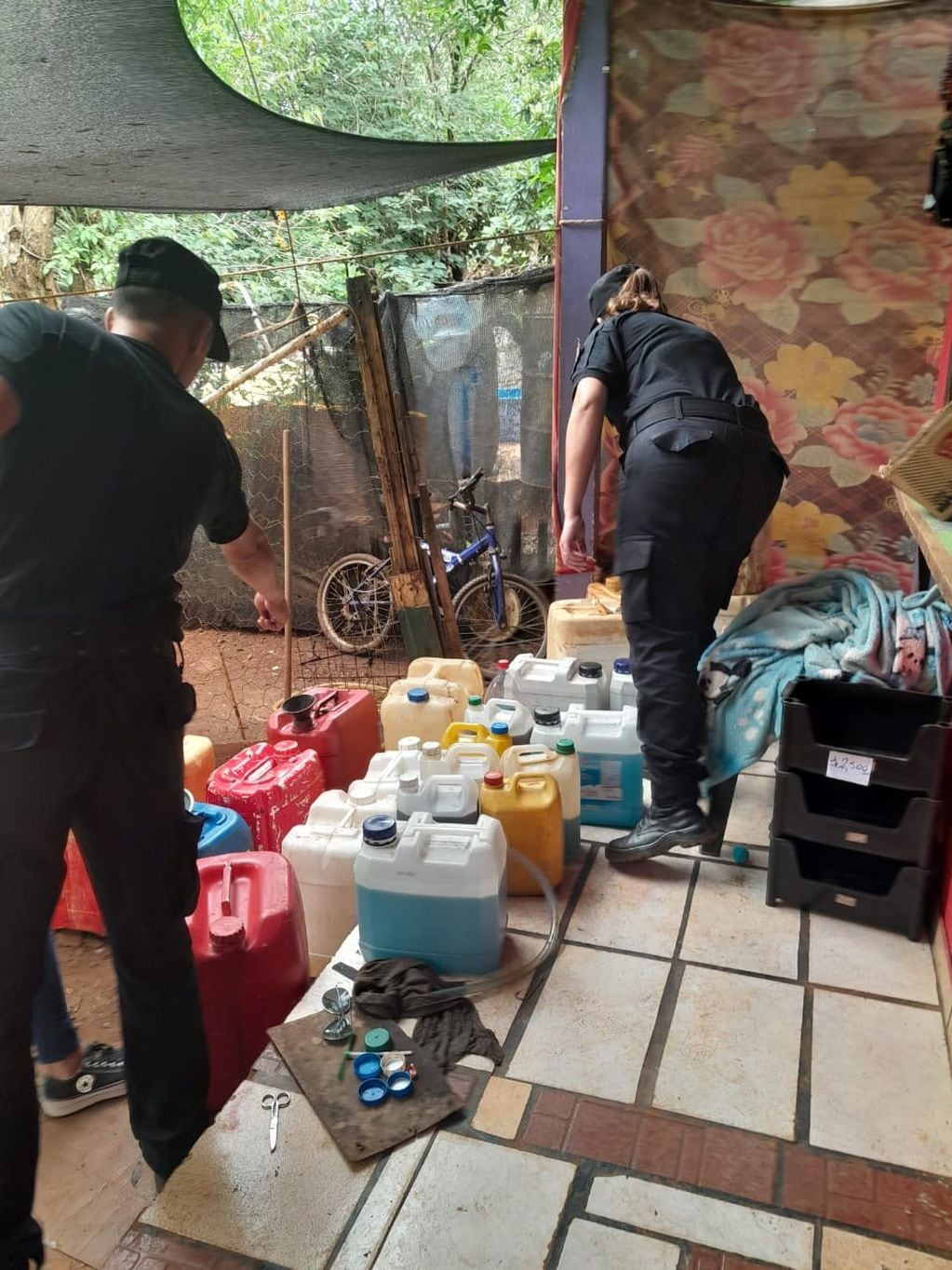 Incautan combustible de contrabando en una vivienda de Puerto Iguazú.