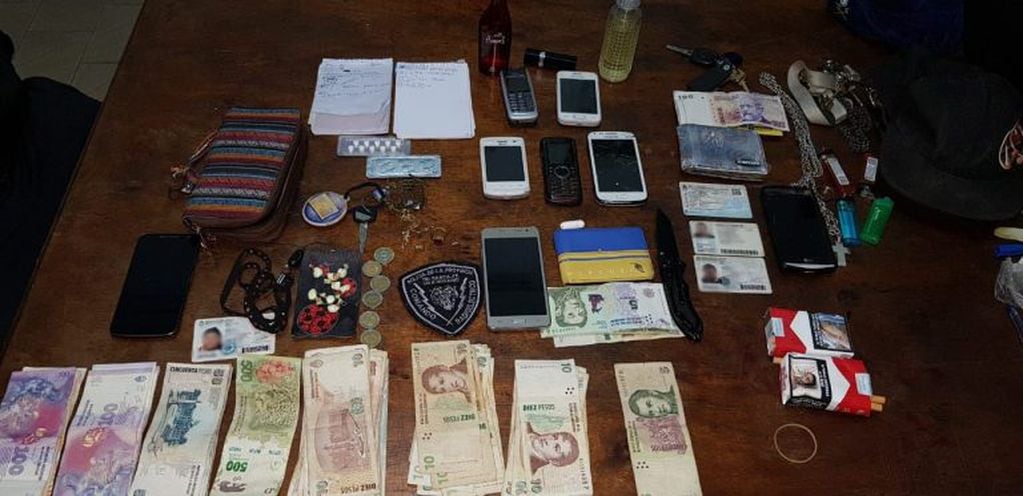 Los sospechosos tenían varios celulares en su poder y dinero en efectivo. (@minsegsf)
