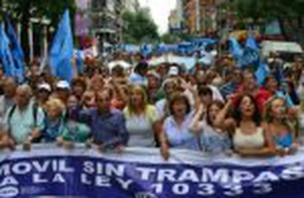 Continu00faa la protesta de los estatales por paritarias en Córdoba.