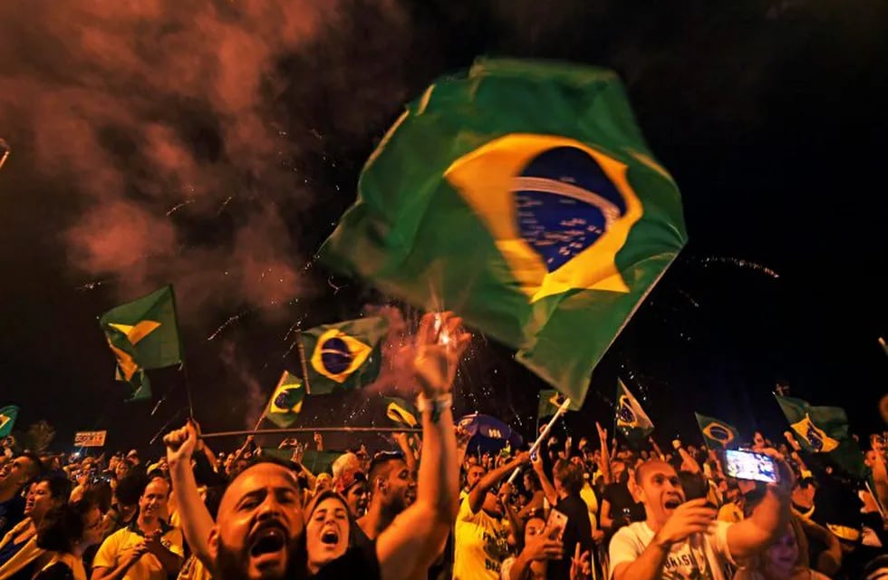 Triunfo de Bolsonaro en Brasilo, con el 55.7 por ciento de los votos.