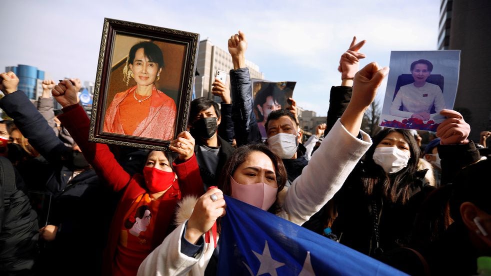 Birmanos residentes en Japón sostienen imágenes de Aung San Suu Kyi mientras protestan en contra del golpe de Estado.