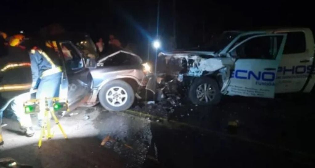 Aparatoso accidente en Puerto Leoni: dos vehículos colisionaron entre sí.