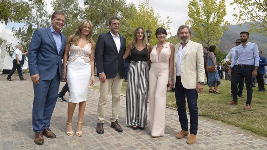 Rodolfo Suarez y Sergio Massa con sus esposas, Pamela David y Daniel Vila.