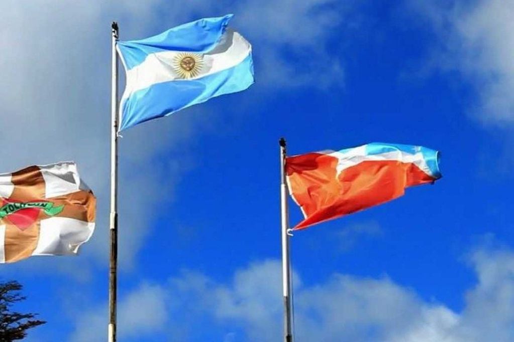 Bandera Nacional de Argentina, junto a la bandera de la Provincia de Tierra del Fuego, Antártida e Islas del Atlántico Sur y ciudad de Tolhuin, corazón de la isla.