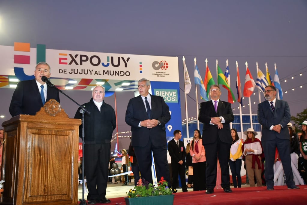 El gobernador Morales en el estrado, junto al obispo de Jujuy, Daniel Fernández; el vicegobernador Carlos Haquim; el presidente de la Cámara de Comercio Exterior, Jorge Gurrieri; y en intendente capitalino Raúl Jorge.