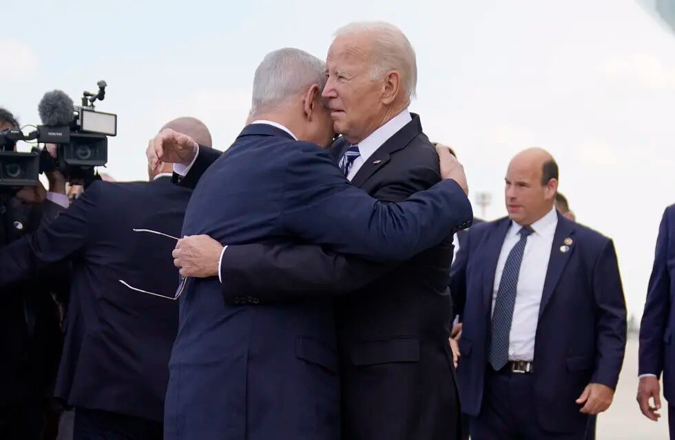 El presidente de Estados Unidos, Joe Biden, es recibido por el primer ministro de Israel, Benjamin Netanyahu, a su llegada en el aeropuerto internacional Ben Gurion, el miércoles 18 de octubre de 2023 en Tel Aviv, Israel. (AP Foto/Evan Vucci)
