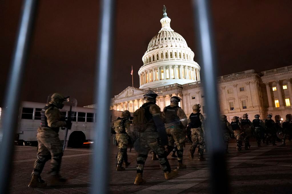 Miembros de la Guardia Nacional llegan al Capitolio Federal para asegurar la zona.