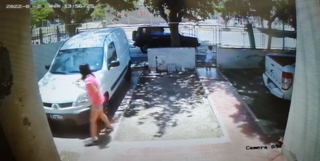 La mujer rayó con una pinza la camioneta del socio de su ex.