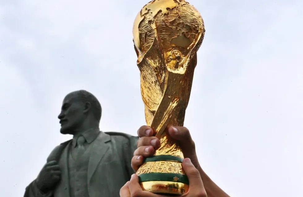 Una réplica del trofeo frente a la estatua de Lenin (Foto: Abedin Taherkenareh/EFE/EPA)