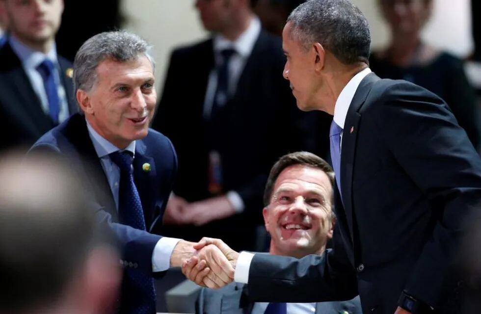 Argentine President Mauricio Macri, left, shakes hands with President Barack Obama as Dutch Prime Minister Mark Rutte watches at center, before the opening plenary session of the Nuclear Security Summit, Friday, April 1, 2016, in Washington. (AP Photo/Ale