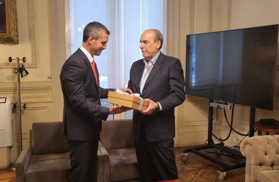 El ministro del Interior, Guillermo Francos, le entregó la "ley ómnibus" al presidente de la Cámara de Diputados, Martín Menem. Foto: HCDN