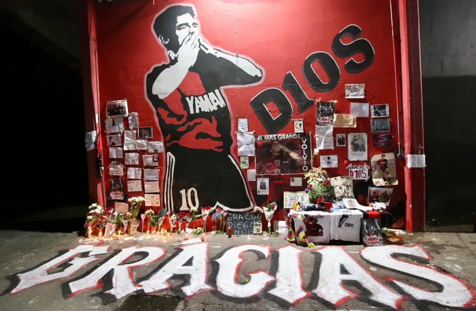 Dentro de la sede rojinegra hay un mural que recuerda el paso del "Diez" por Rosario. (@canoboficial)