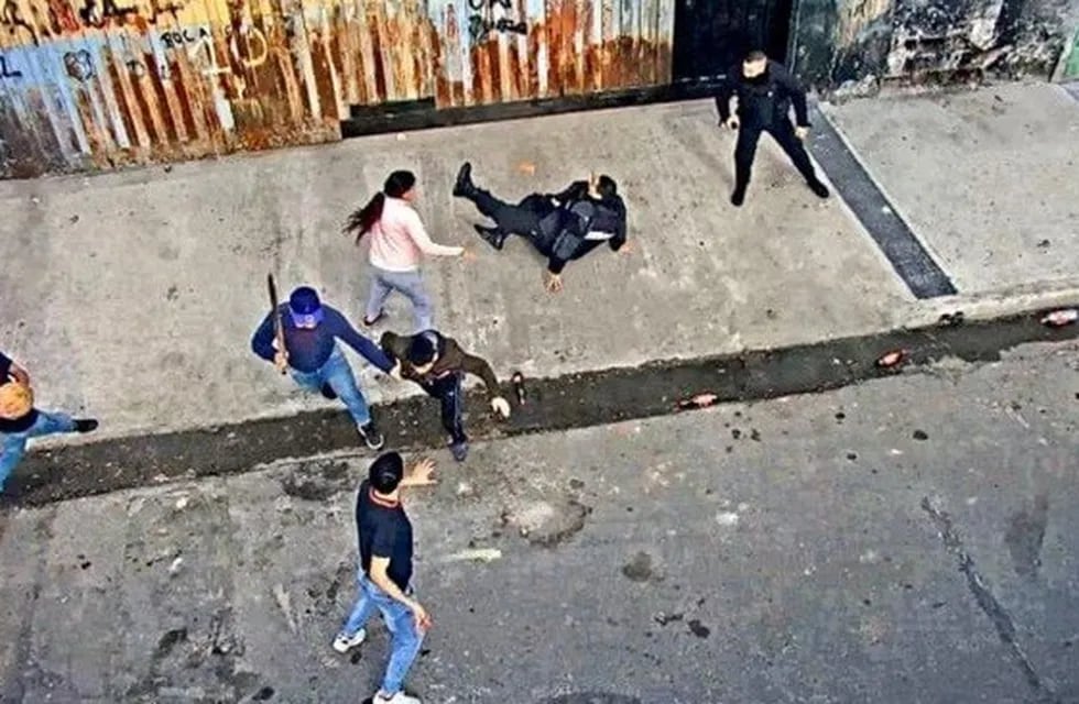 Atacaron a los policías con piedras (Foto: captura)