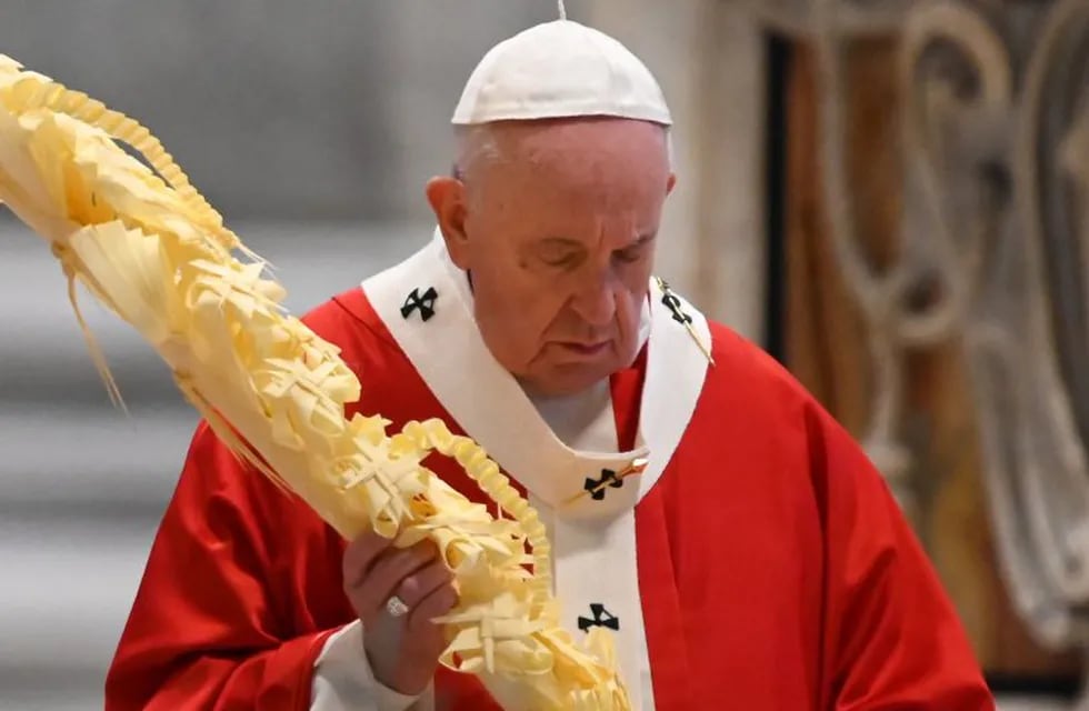 Pope Francis gathers his thoughts while holding a palm branch as he celebrates Palm Sunday mass behind closed doors at St. Peter's Basilica on April 5, 2020 in The Vatican, during the lockdown aimed at curbing the spread of the COVID-19 infection, caused by the novel coronavirus. (Photo by Alberto PIZZOLI / POOL / AFP)
