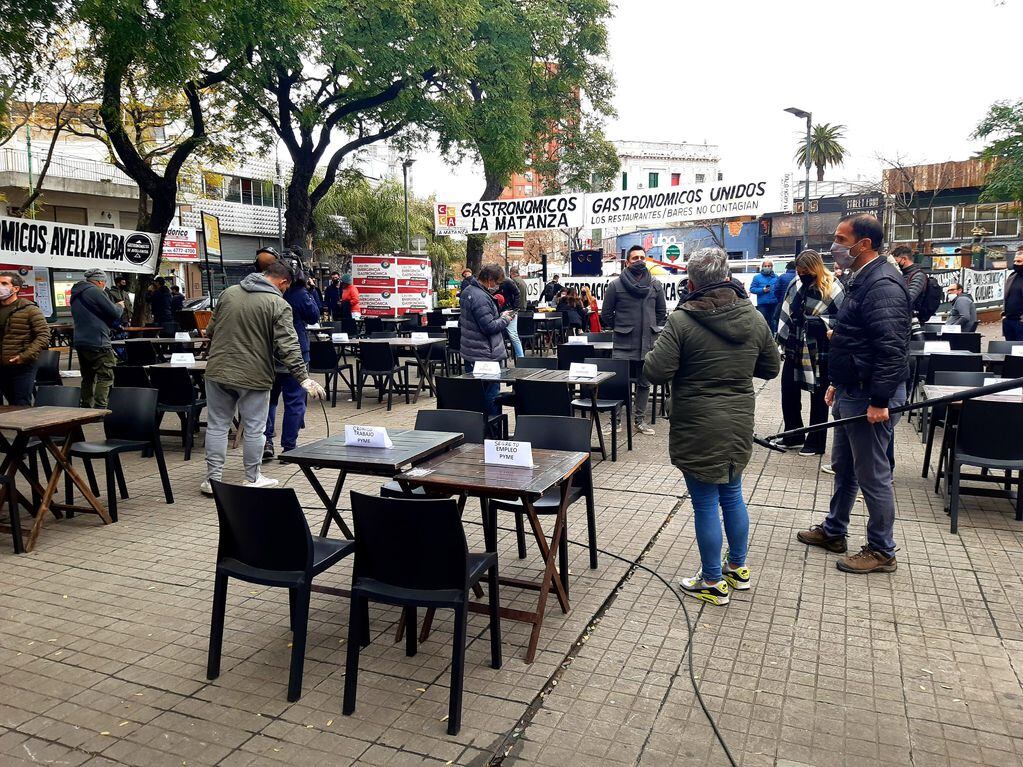 En contra de las restricciones: gastronómicos colocaron mesas en Plaza Serrano para reclamar