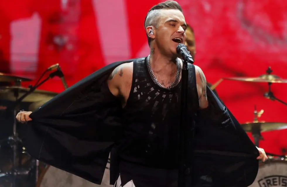 05 November 2018, Chile, Santiago: El cantante británico Robbie Williams durante su actuación en Chile, donde se presentó como parte del tour \