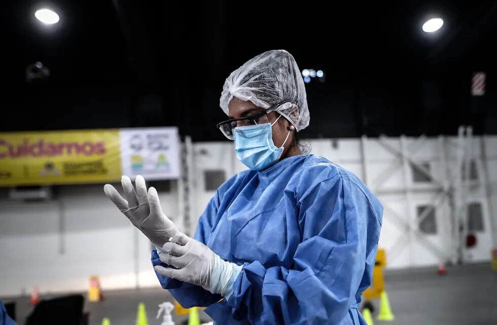 Personal sanitario prepara pruebas para detectar la covid- 19 en un centro de control de la Ciudad de Buenos Aires. (Foto: EFE/Juan Ignacio Roncoroni)