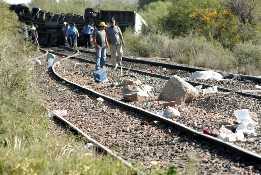 SAN LUIS 02/11/11, ACCIDENTE OCURRIDO ENTRE UN TREN Y UN MICRO ESCOLAR EN LA LOCALIDAD DE ZANJITAS, PROVINCIA DE SAN LUIS.FOTO.DYN/GENTILEZA DIARIO LA REPUBLICA zanjitas san luis  tragico accidente vial micro atropellado por tren san luis tragedia accidente niños muerte colectivo escolar tren carga choque accidente muerte